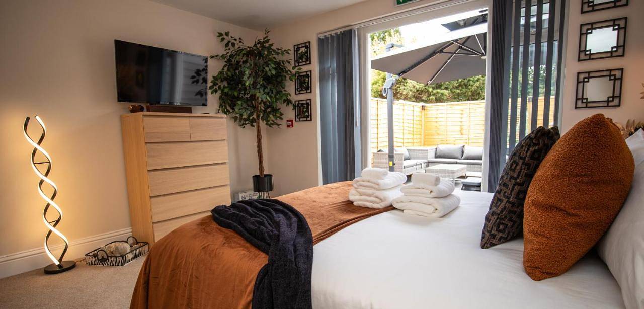 Ganze Wohnung, Half Moon Luxury One bedroom - Spacious Apt Romantic Getaway with a hot tub, 5 min away from Eastbourne centre , free parking in Eastbourne, Ost Sussex