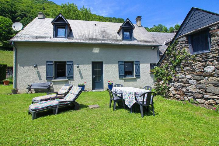 Gîte pour 6 personnes, avec terrasse et jardin