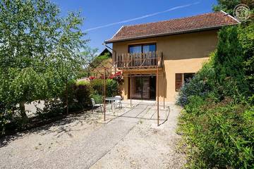 Gîte pour 3 personnes, avec jardin ainsi que jacuzzi et terrasse à Saint-Genix-sur-Guiers