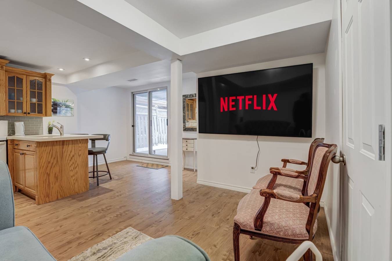 Comfortable Whitby 2 Bedroom Lower Suite in Whitby (Canada), Lake Ontario (Canada)