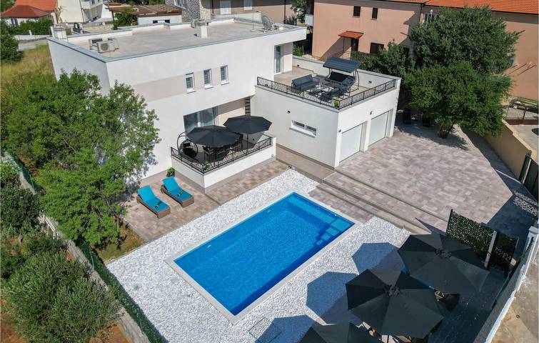 Gemütliche 2-Zimmer-Wohnung mit Pool und Terrasse, 2 km vom Zentrum von Sušci entfernt in Dalmatinisches Zagora