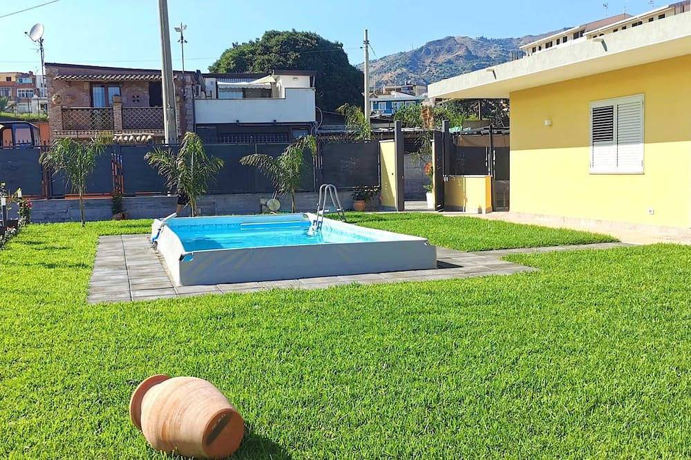 The Villa Trinacria, villa within walking distance of the sea with all services close by. in Chianchitta-Pallio, Giardini-Naxos