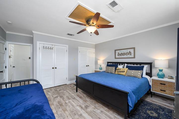 Vacation rental for 12 people, with pool and yard, with pets in Jamaica Beach