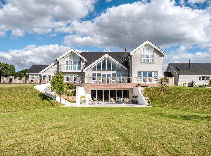 Glamping for 15 people, with garden and terrace as well as sauna and hot tub in Hampshire