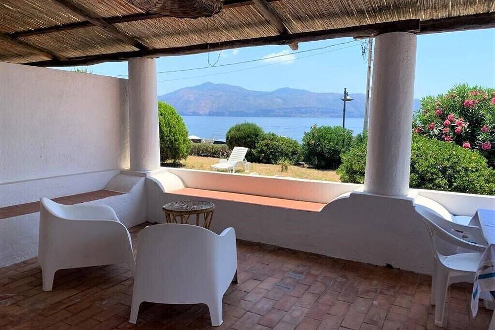 Seaside accommodation, furnished and equipped, within walking distance of the island's living room. in Santa Marina Salina, Salina