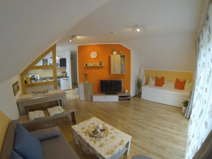 Ferienwohnung für 6 Personen, mit Balkon und Terrasse sowie Garten und Ausblick in Unterwellenborn - 3