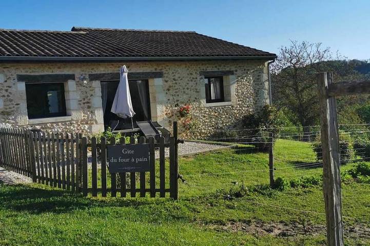 Location de vacances pour 4 personnes, avec jardin et piscine ainsi que jacuzzi et terrasse à Bourrou - 4