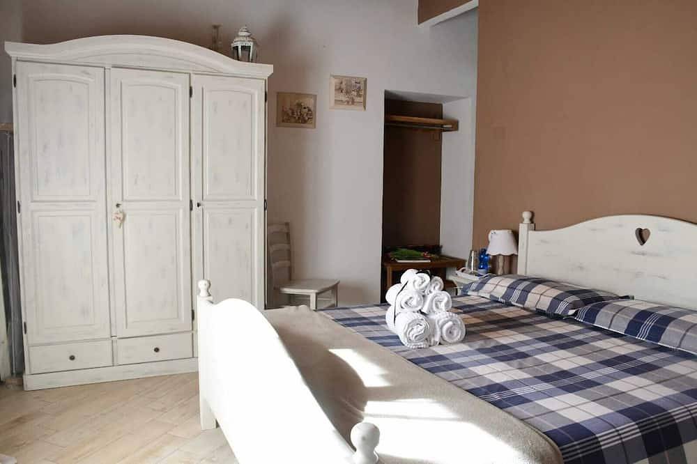 Chambres confortables à l'intérieur d'une ferme rénovée / piscine partagée in Gardone Riviera, Montagnes autour du lac de Garde