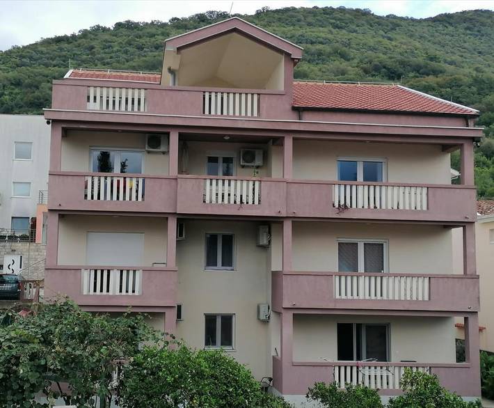 Apartament wakacyjny dla 4 osób, z widok i ogród w Tivat