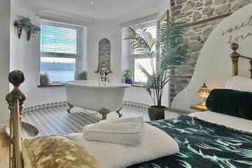 Log Cabin for 2 People in Plymouth, South West England, Photo 4