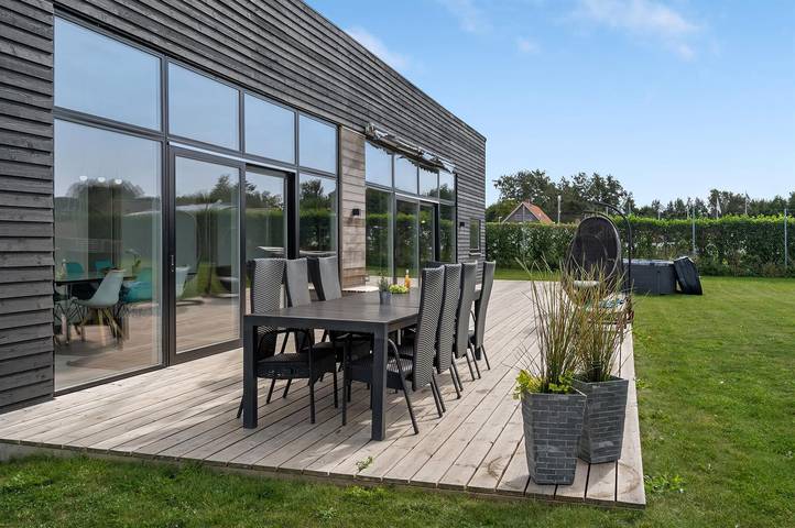 Ferieudlejning for 10 personer, med Terrasse og Jacuzzi samt Have i Saksild