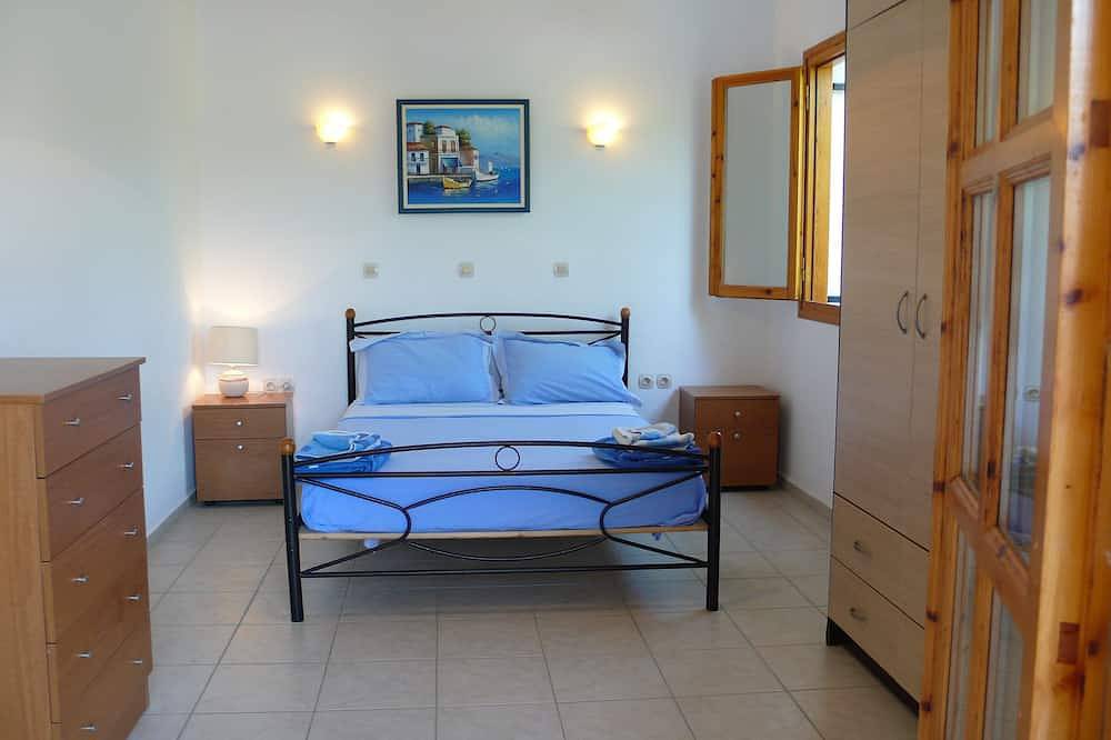 Spacious 3 becroom Villa with private pool, patio and roof terrace. in Roumeli, Rethymno und Umgebung
