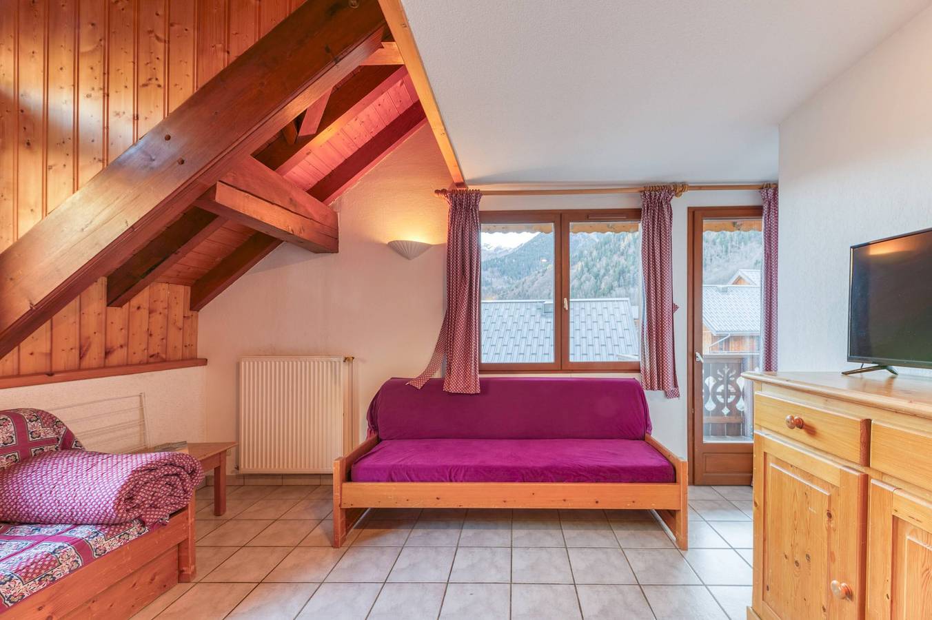 Appartement entier, Appartement « Le Ressoutan » avec vue sur la montagne et balcon in Saint-Colomban-des-Villards, Région de Saint-Jean-de-Maurienne