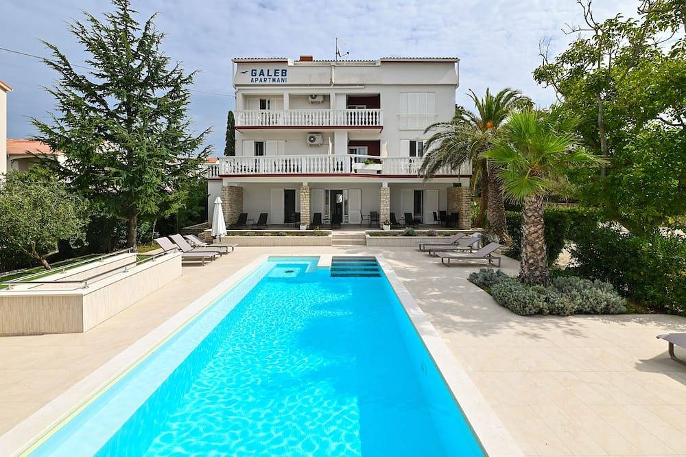 Apartamento entero, Apartamento estándar para 6 con piscina en el centro de Novalja in Novalja, Pag