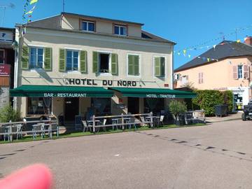 Hôtel pour 3 personnes, avec terrasse à Brassy