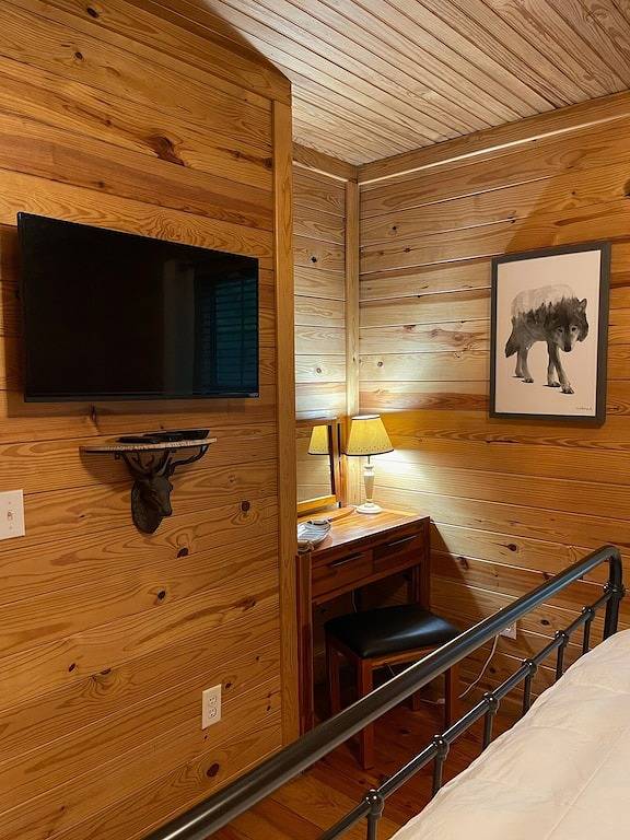 Rock Ridge Cabin Hochatown, Hot Tub,Fire Pit, Lrg yard, 3 miles from the casino in Broken Bow, Broken Bow Lake