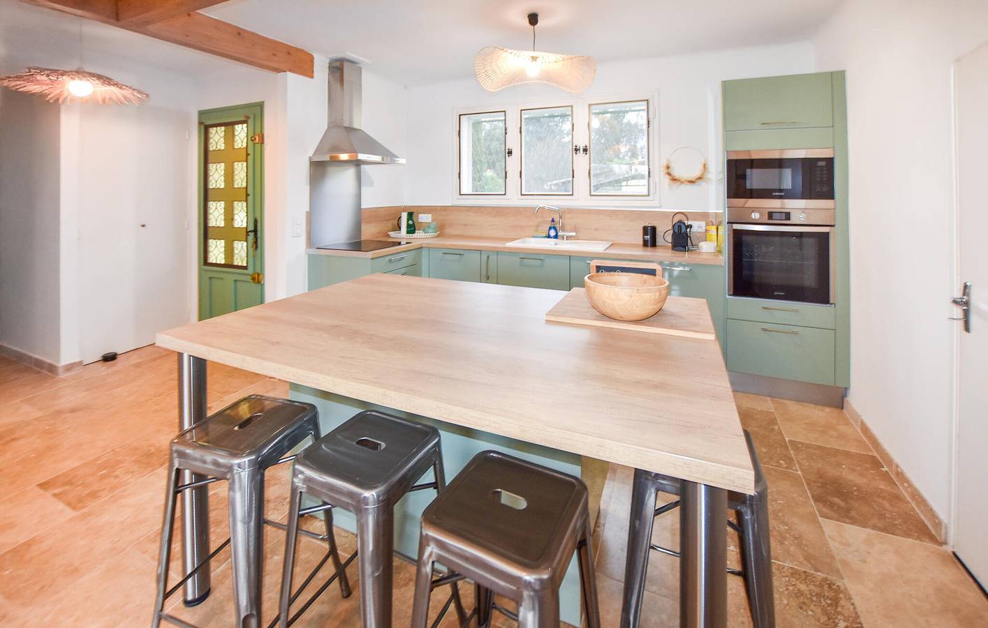 Cozy Apartment with Pool, WiFi & Parking, Near Restaurants in Mazan, Parc naturel régional du Mont-Ventoux