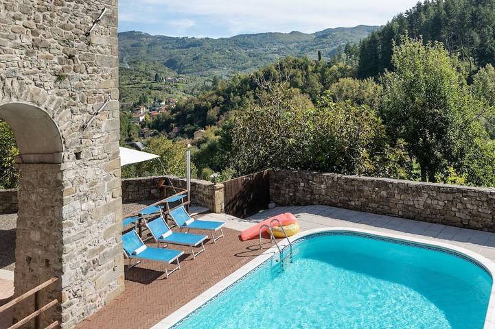 Ferienwohnung für 4 Personen, mit Whirlpool und Terrasse sowie Pool