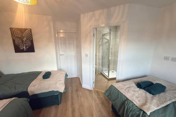 Spacious 4Br Wakefield House – Sleeps 11 – Driveway & Garage – Near Centre in Wakefield, Westliches Yorkshire
