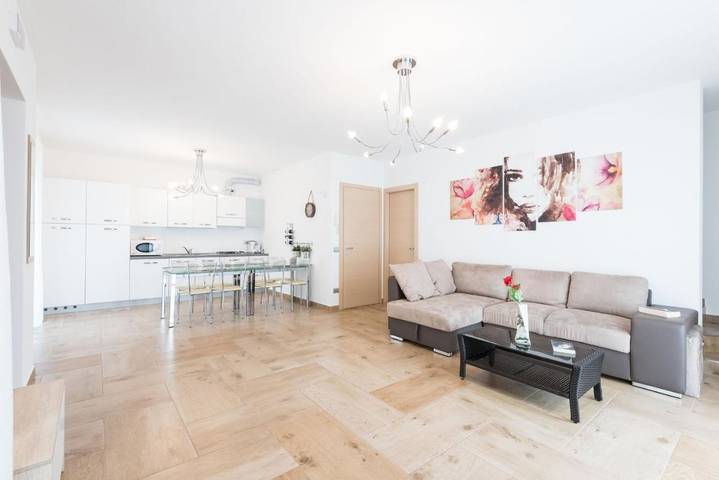 Location de vacances pour 8 personnes, avec jardin et vue à Teglio