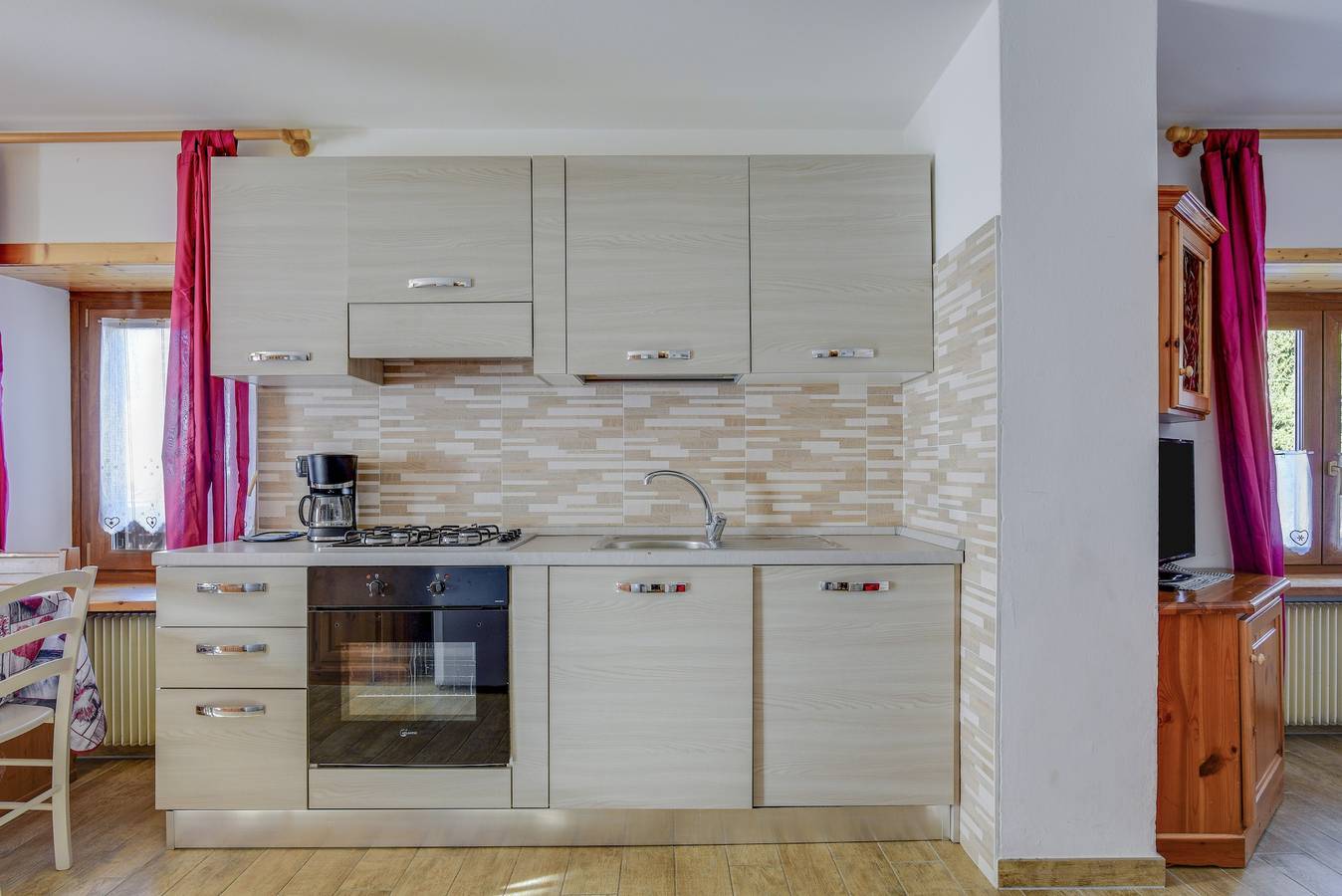 Entire apartment, Spacious Apartment “Cesa Crepaz” with Mountain View, Wi-Fi & Garden in Canazei, Dolomiti Superski