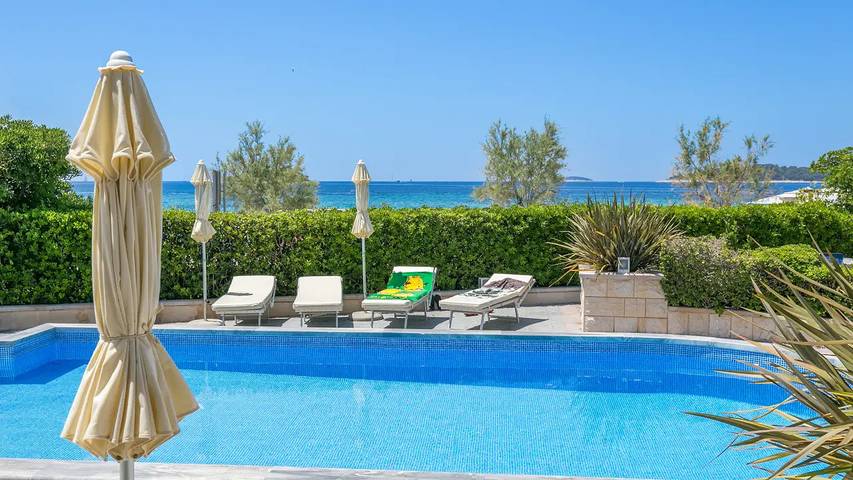 Gîte pour 2 personnes, avec piscine et terrasse à Rogoznica