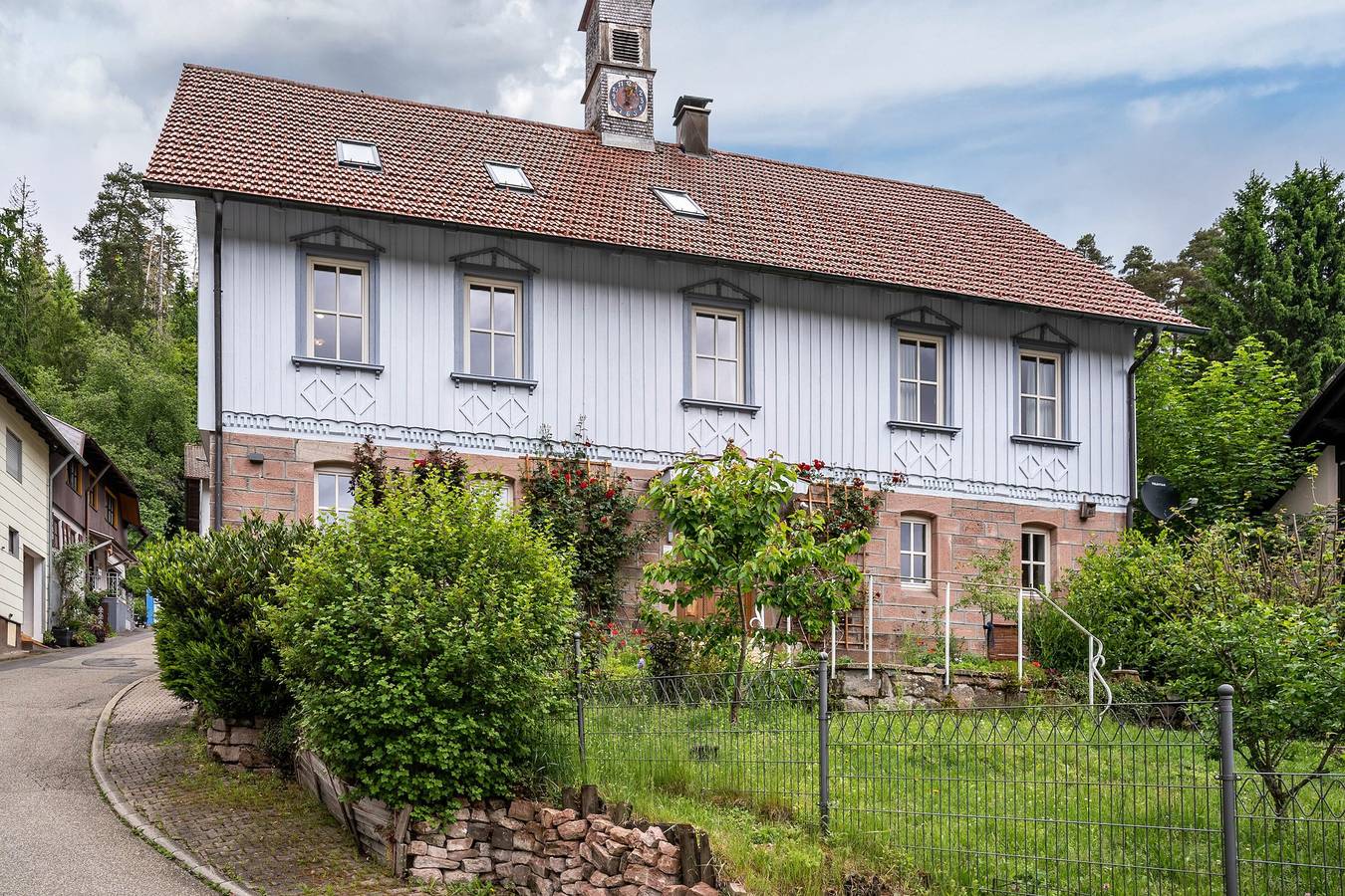Ganze Wohnung, Ferienwohnung 'Klassenzimmer' mit Bergblick, Gemeinschaftsterrasse und Wi-Fi in Enzklösterle, Nordschwarzwald