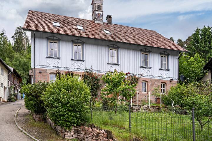 Entire apartment, Apartment 'Klassenzimmer' with Mountain View, Shared Terrace and Wi-Fi in Enzklösterle, Northern Black Forest