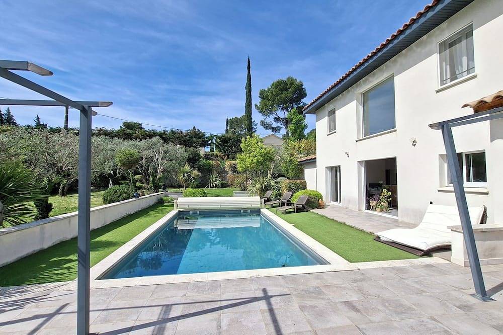 Large Modern Villa With Pool This Summer In Provence in Saint-Saturnin-lès-Avignon, Vaucluse