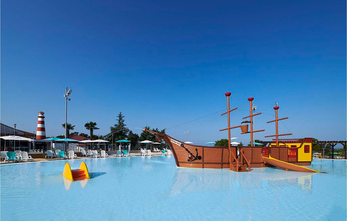 Reizendes Mobilheim mit Pool, WLAN und Terrasse in der Nähe von Lovrecica in Karigador, Općina Brtonigla