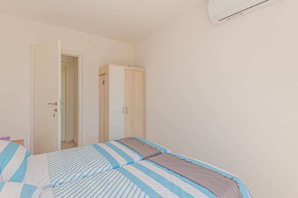 Hermosa casa de 2 dormitorios en. in Rogoznica, Condado de Šibenik-Knin