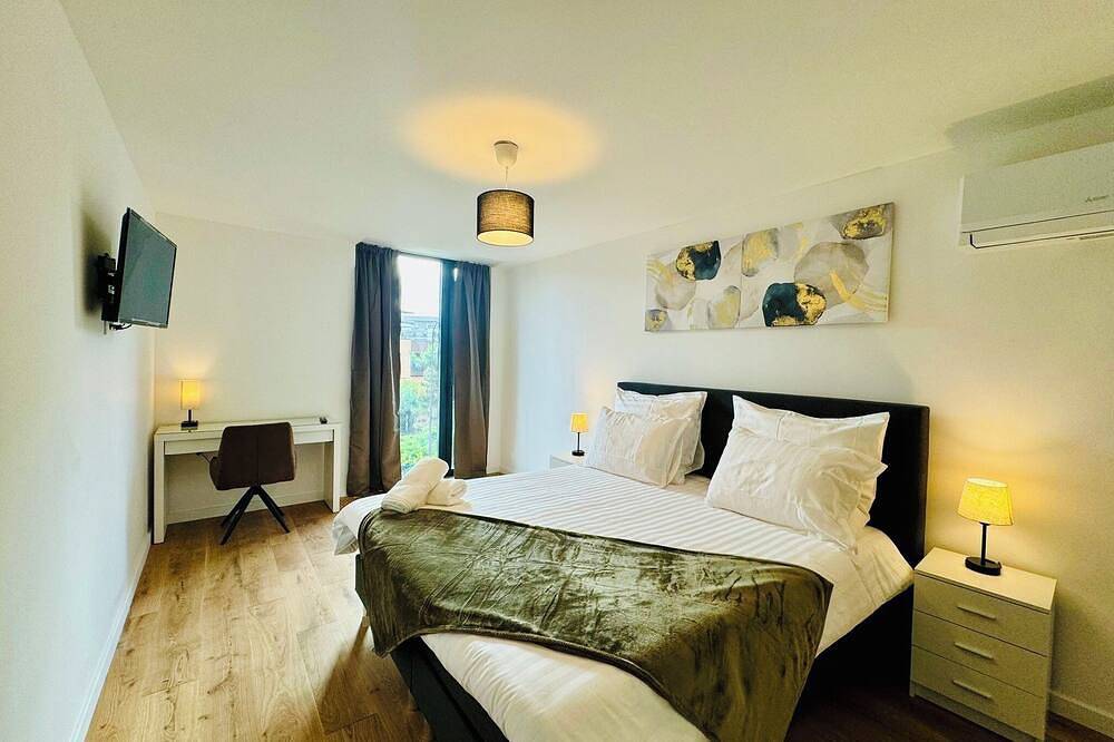 6-Bed Villa: Wifi, Ac, Cathedral Lounge, Terrace, Garden, Parking & Near Pool/Pk in Antony, Altos del Sena