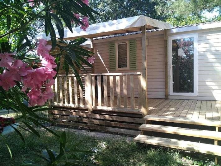 Camping pour 6 personnes, avec Terrasse et Jardin ainsi que Piscine et Vue sur le lac