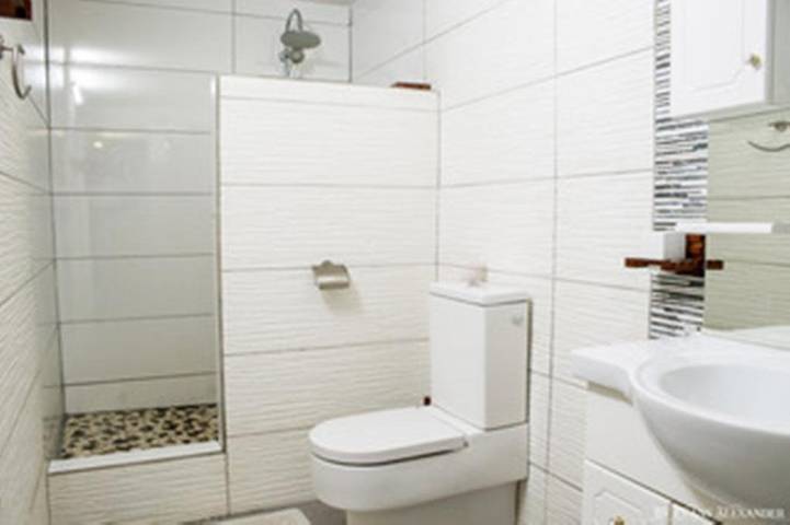 Gîte pour 2 personnes, avec terrasse ainsi que piscine et vue sur le lac à Saint-Pierre (ville) - 4