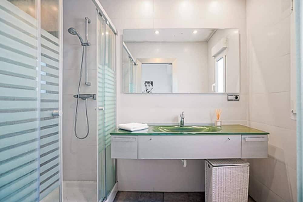 Entire apartment, Offer!:Jul-Aug2026!City Center.Renewed. Terrace.Parking.New elevator & entrance in Playa de la Concha, San Sebastian