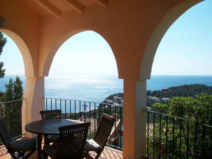 Location de vacances pour 6 personnes, avec terrasse et piscine ainsi que jardin et vue sur l’océan à Palafrugell