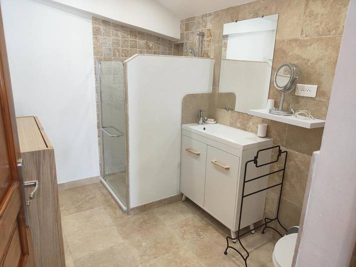 Gîte pour 2 personnes, avec piscine ainsi que vue et jardin à Le Thor - 4