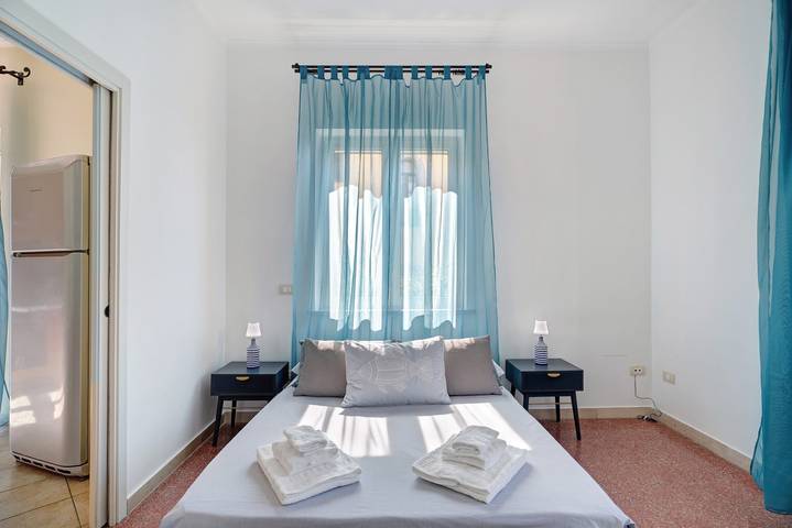 Apartamento entero, Apartamento 'Ebbrezza Di Mare' con vistas al mar, terraza privada, aire acondicionado y Wi-Fi. in Meta, Sorrento Coast