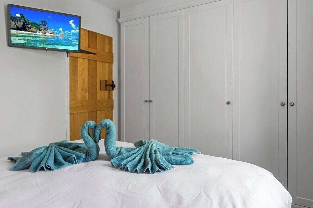 Exe Riverside Retreat - Short Stays Uk Ltd in Exeter, Devon