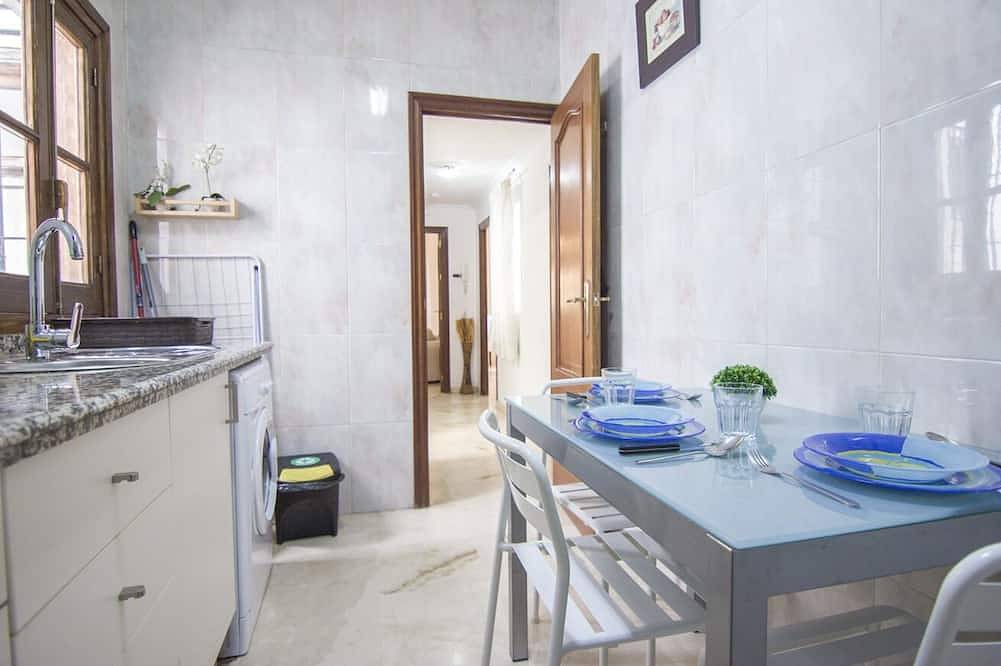 Entire apartment, Rentalsevilla Bright Apartment in Santa Cruz Neighborhood in Casco Antiguo, Sevilla