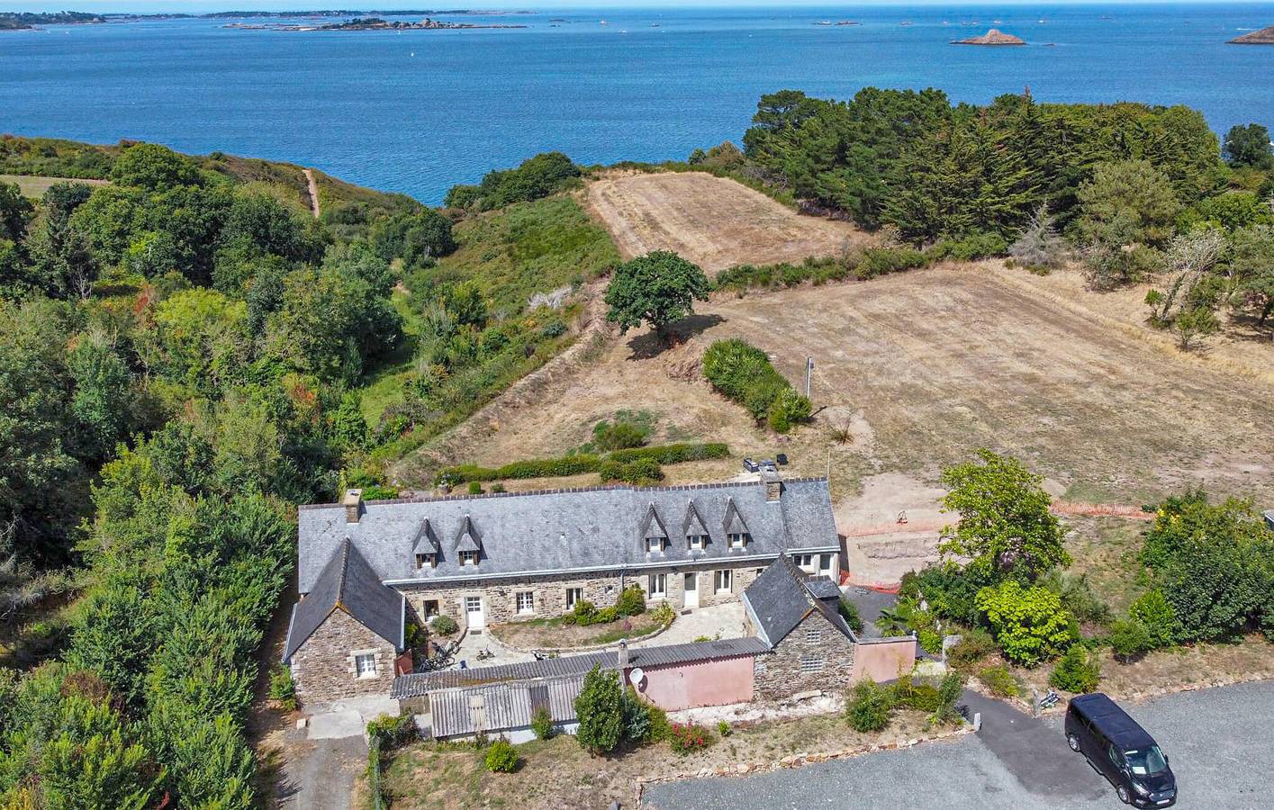 Seaview Retreat: 220 m2 con aparcamiento, jardín, Internet, hoguera - cerca de Plouézec (a 1,5 km de la costa) in Plouézec, Côte de Goëlo