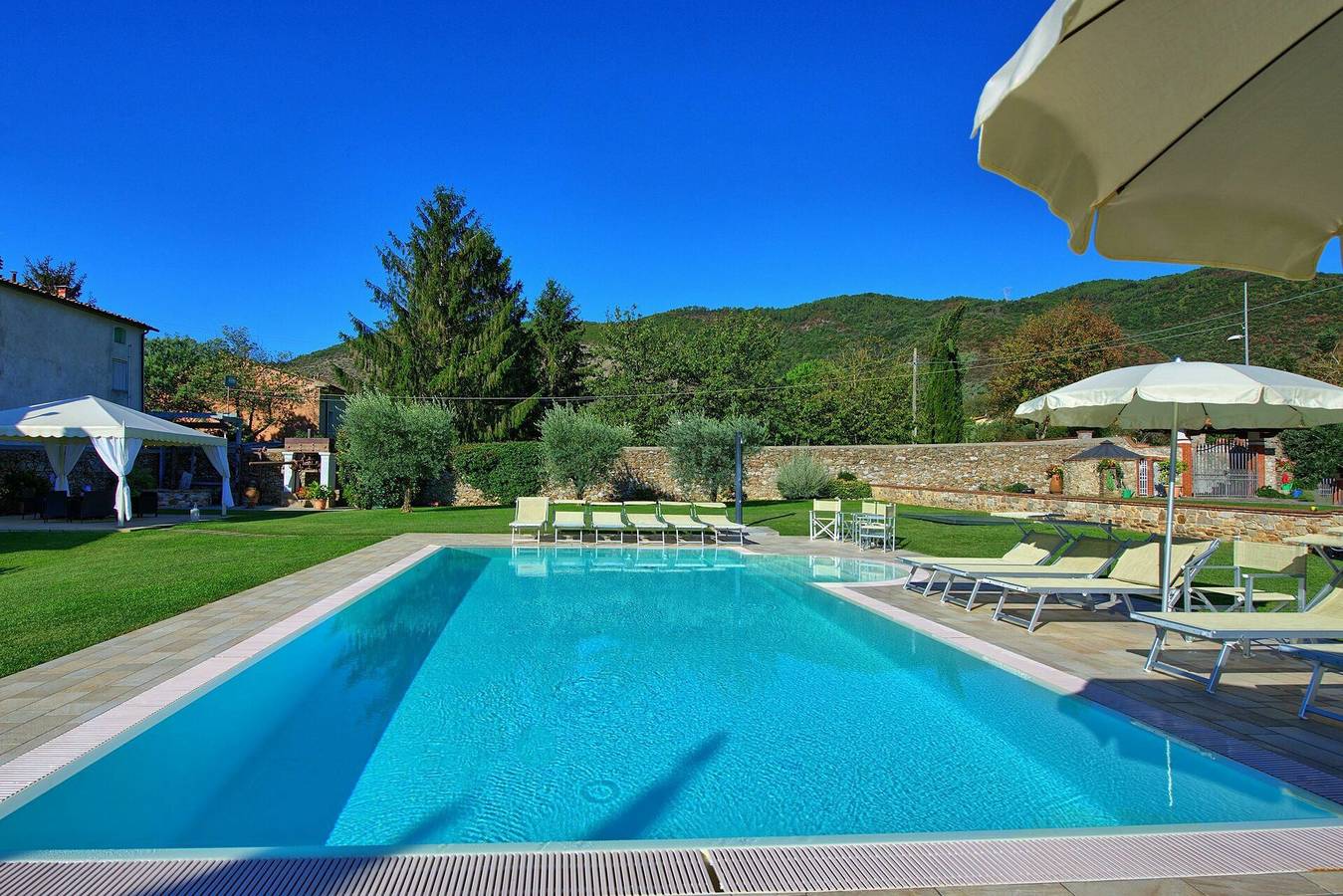 Hel ferielejlighed, Ferielejlighed for 4 personer in Lucca, Den Italienske Riviera