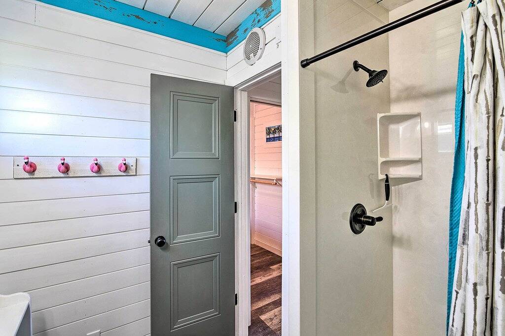 Neu! A-Frame Bungalow w / Deck - 2 Blocks zum Strand! in Brazoria County