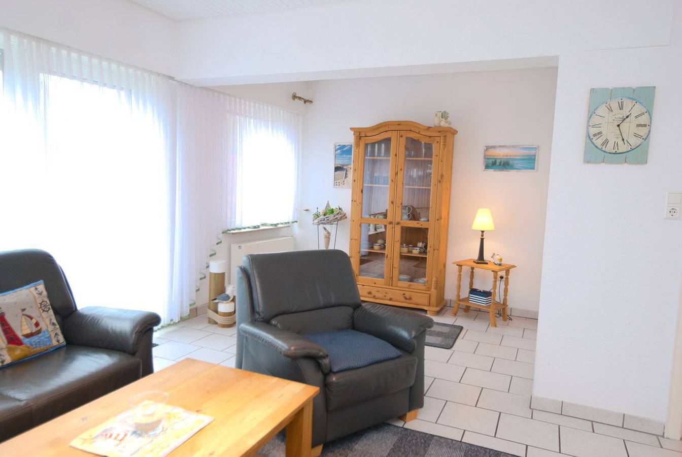Strandnaher Ferienbungalow in Norddeich mit eingezäuntem Garten und Strandkorb. in Strand Norddeich, Norddeich