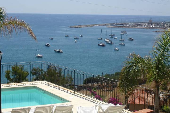 Ferienwohnung für 10 Personen, mit Balkon und Pool in Cipressa