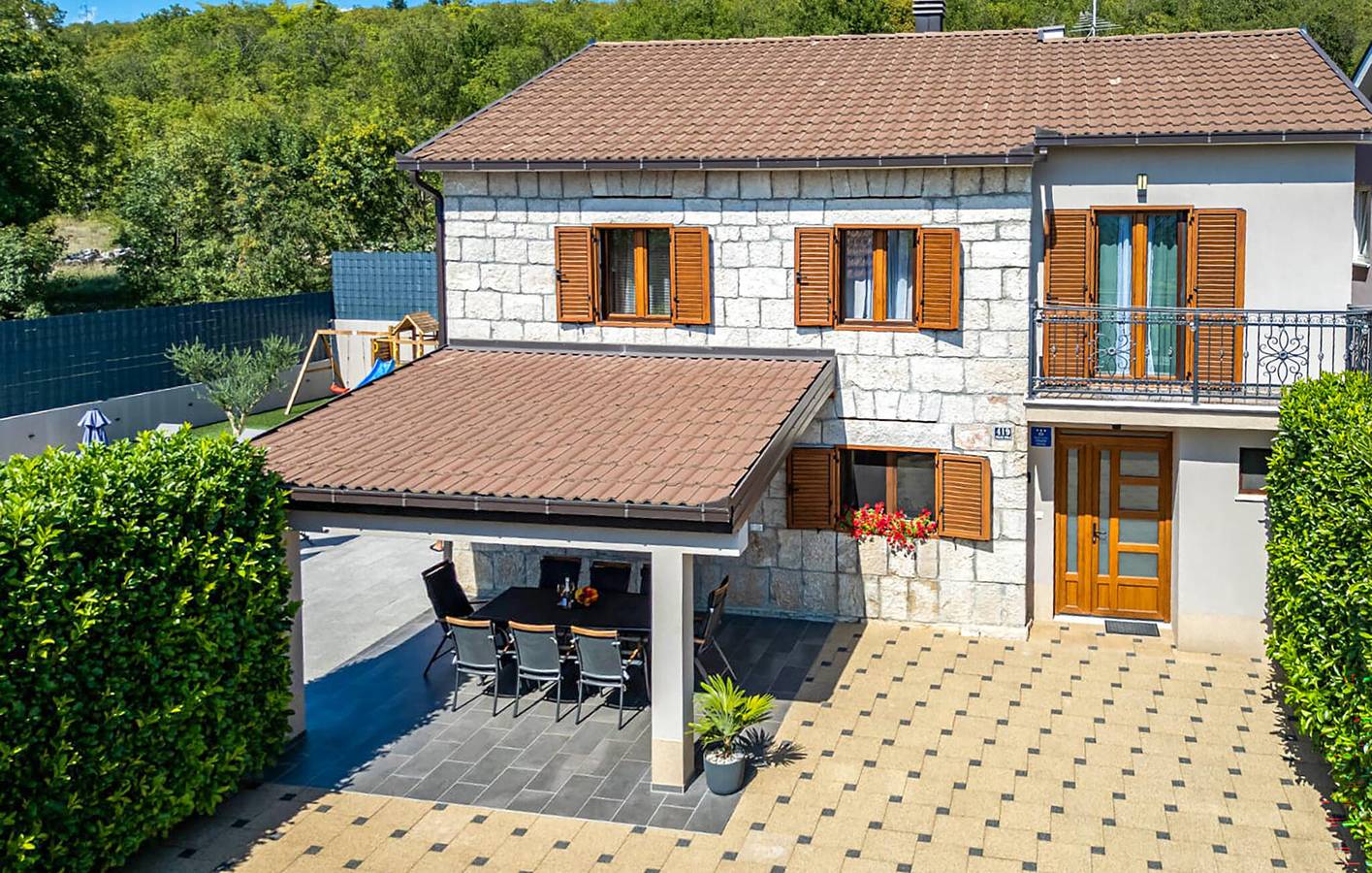 Stilvolle 170 m² große Wohnung mit Terrasse, Pool, WLAN und Parkplatz in Imotski, Makarska Riviera