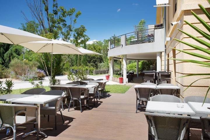 Location de vacances pour 12 personnes, avec piscine ainsi que sauna et jardin, animaux acceptés à Bouc-Bel-Air - 4