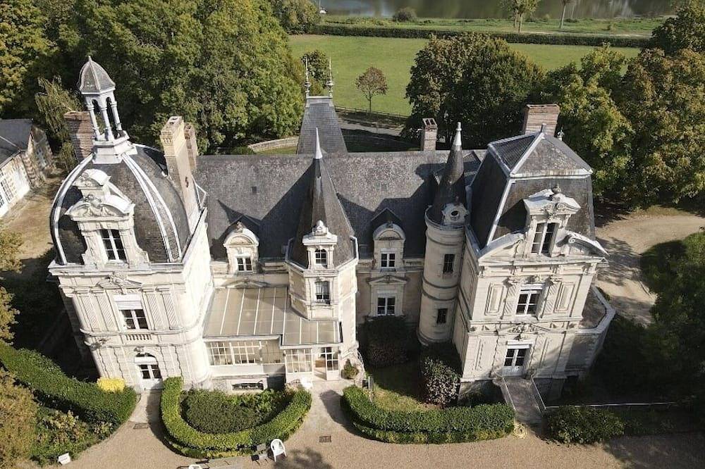 Charming superior room at Château Le Fresne in Bouchemaine, Angers region