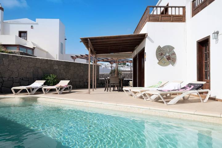 Villa Serendipity con vistas a la montaña, piscina climatizada privada y Wi-Fi in Playa Blanca, Yaiza