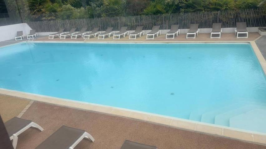 Location de vacances pour 8 personnes, avec piscine ainsi que terrasse et vue à Moutiers-les-Mauxfaits